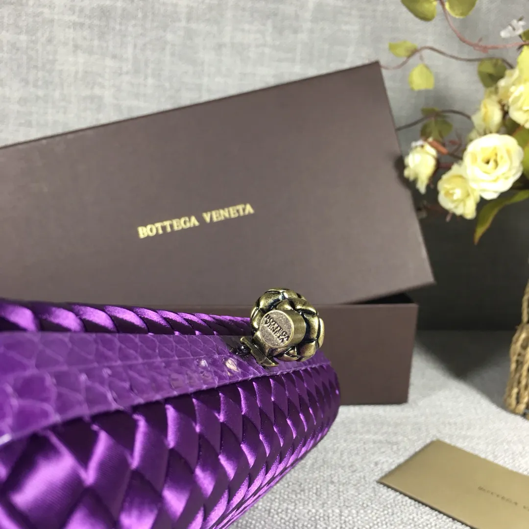 8651 Large Classic Dinner Bag ~~~Snake leather with ribbon ~~~Dense and slippery, not easy to fluff, can hold iPhones of all sizes! Size: 25cm*9.5cm*4cm